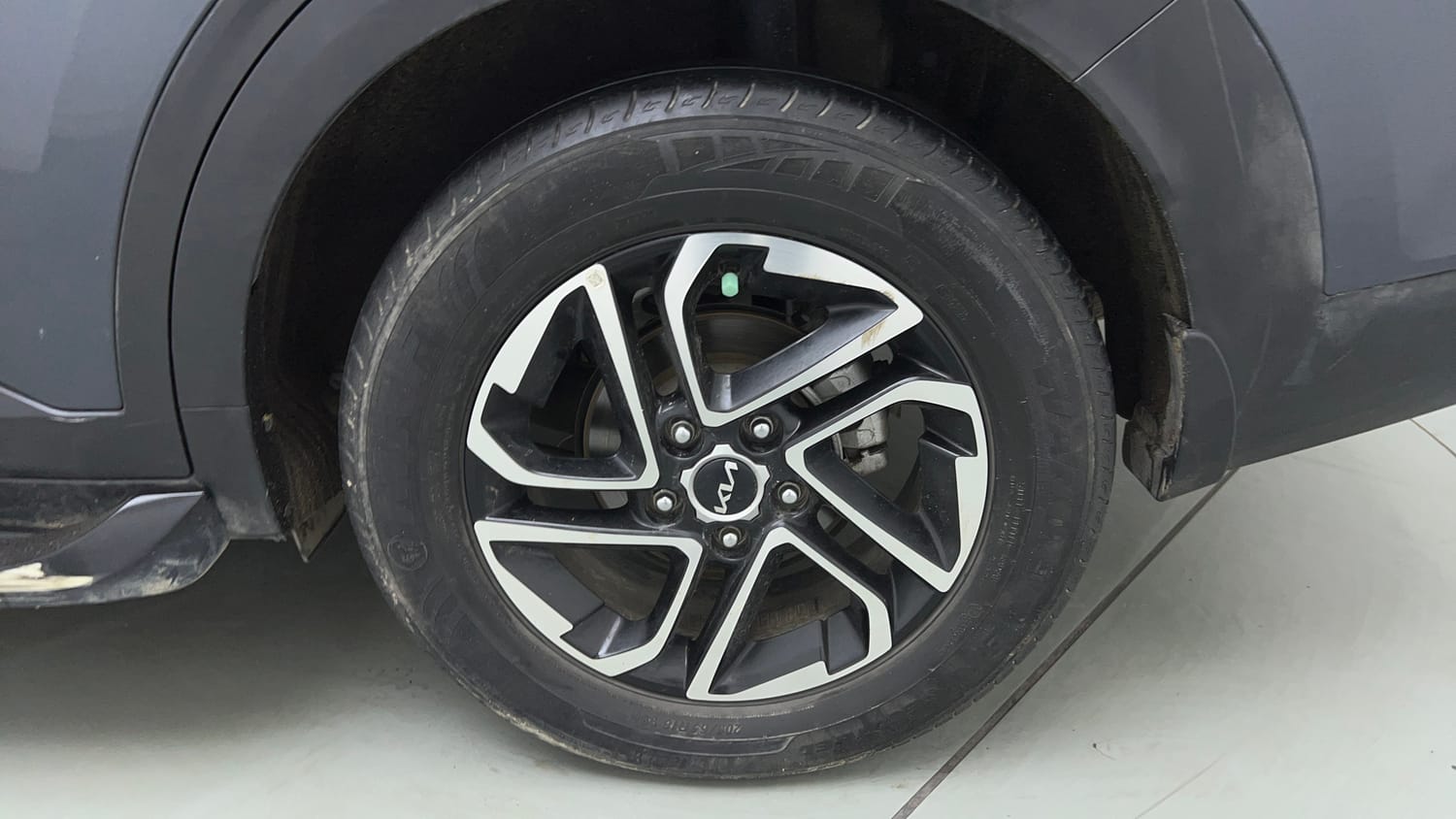 Used 2022 Kia Carens Luxury Plus 1.4 Petrol DCT 7 STR Petrol Automatic tyres LEFT REAR TYRE RIM VIEW