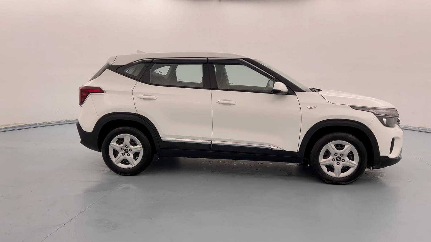Used 2024 Kia Seltos HTE 1.5 Diesel MT Diesel Manual exterior RIGHT SIDE VIEW