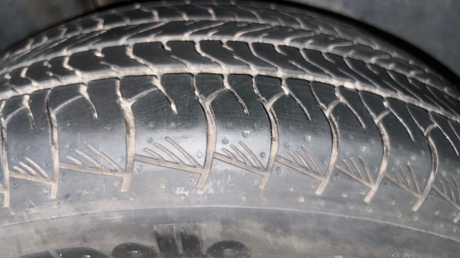 Used 2024 Maruti Suzuki Grand Vitara Zeta Smart Hybrid AT Petrol Automatic tyres RIGHT REAR TYRE TREAD VIEW