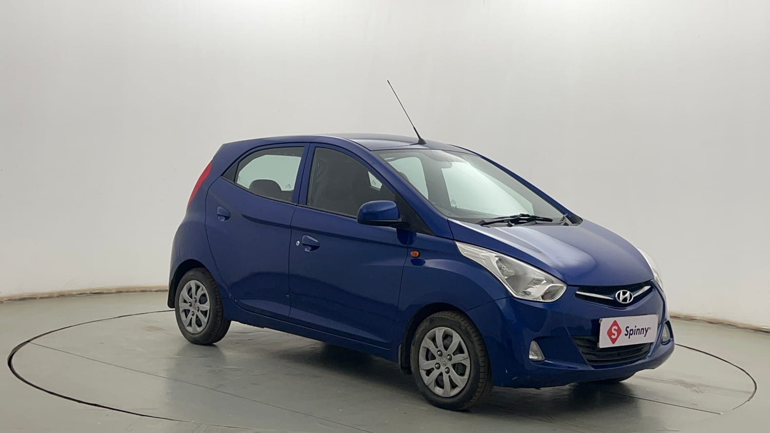 Used 2017 Hyundai Eon Sportz Petrol Manual exterior RIGHT FRONT CORNER VIEW