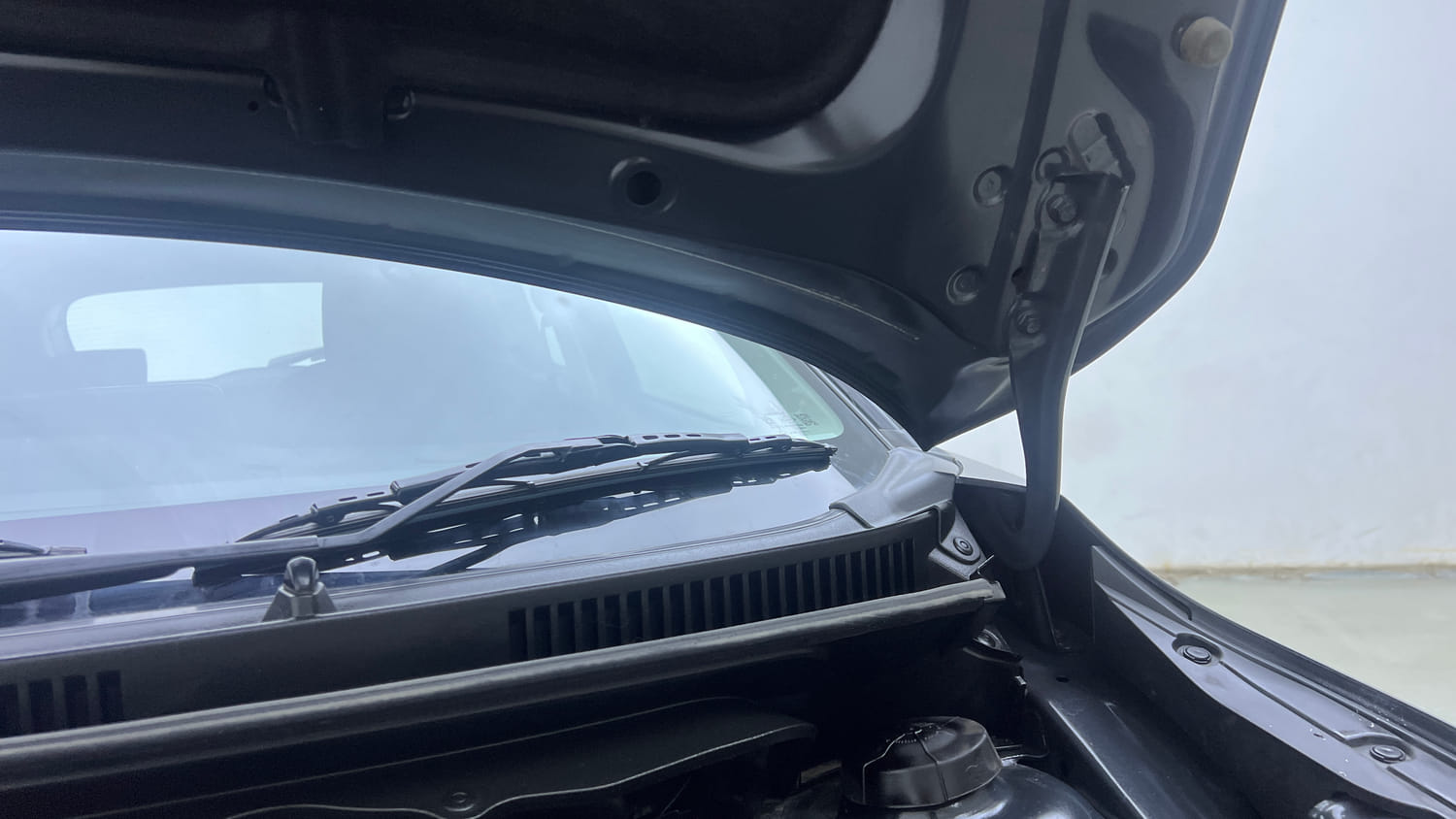 Used 2023 Maruti Suzuki Baleno Alpha MT Petrol Manual engine ENGINE LEFT SIDE HINGE & APRON VIEW