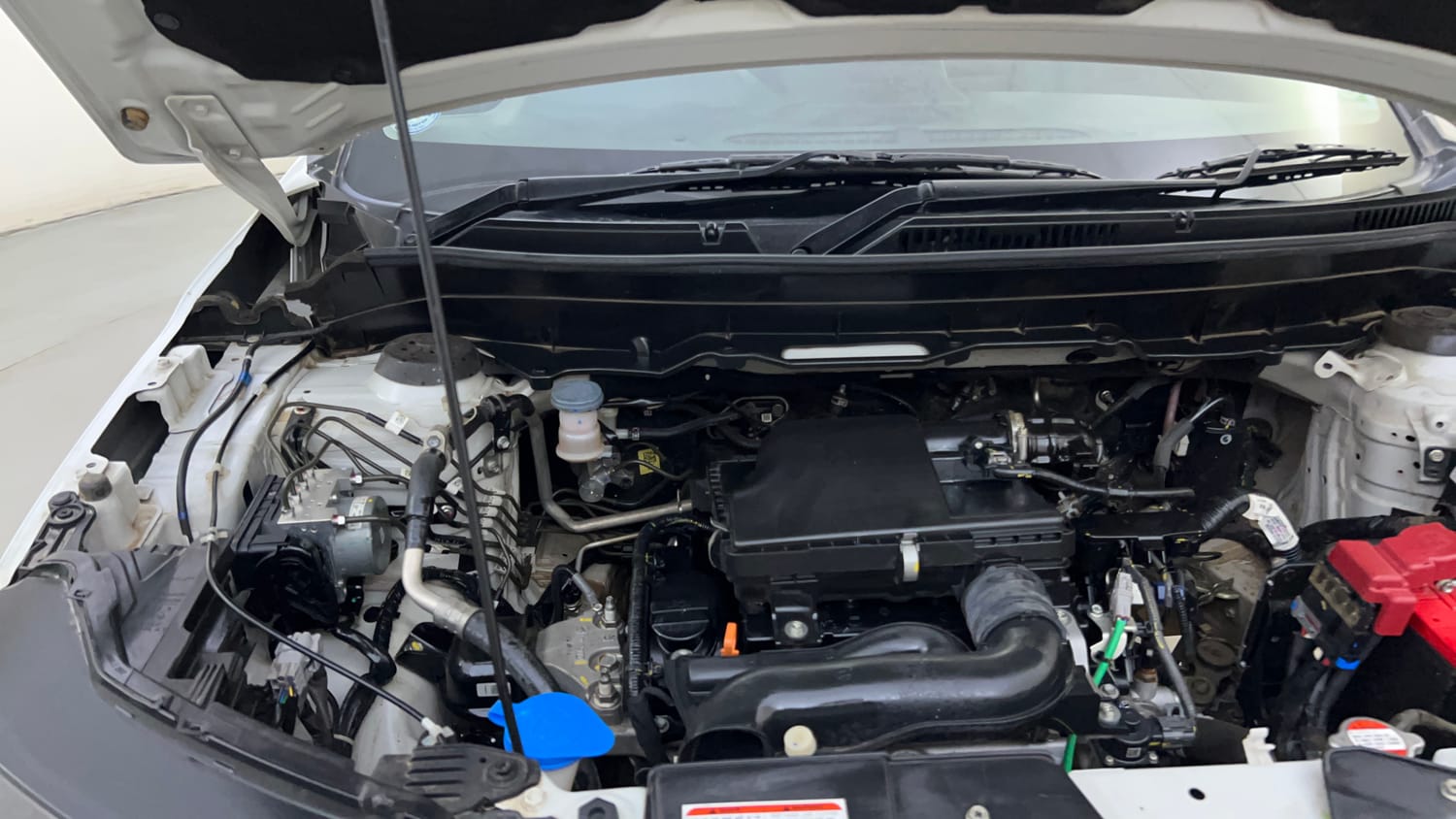 Used 2024 Maruti Suzuki Brezza VXi Petrol Manual engine ENGINE RIGHT SIDE HINGE & APRON VIEW