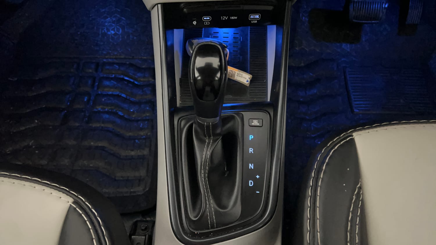 Used 2024 Hyundai New i20 Asta (O) 1.2 IVT Petrol Automatic interior GEAR  KNOB VIEW