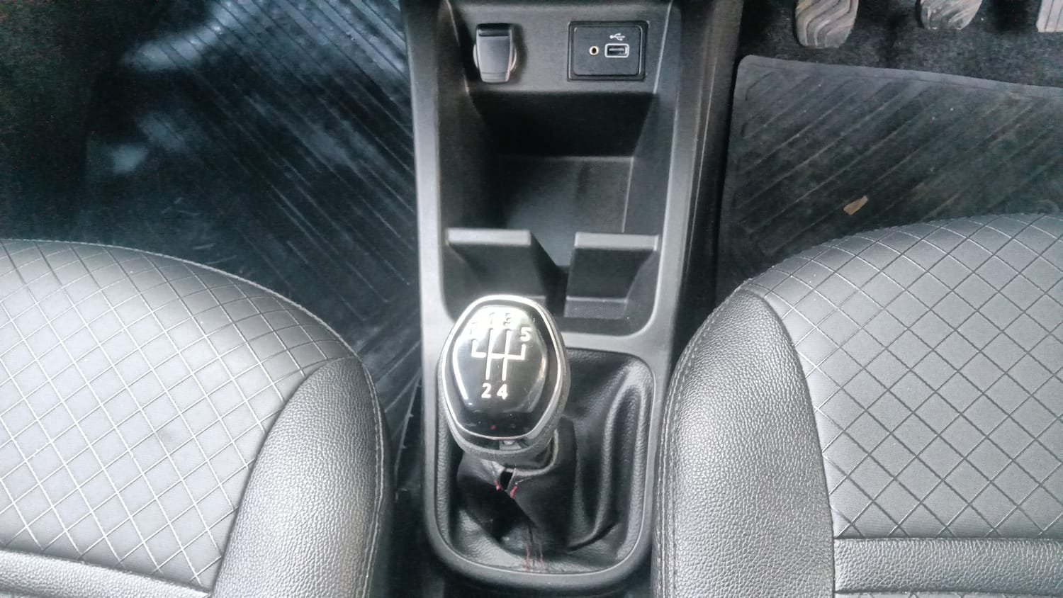Used 2025 Renault Kwid RXT 1.0L Petrol Manual interior GEAR  KNOB VIEW