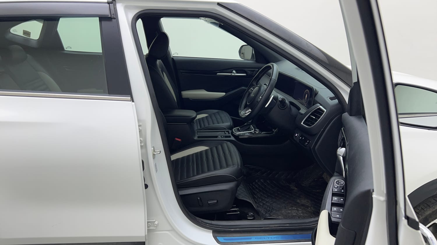 Used 2025 Kia Seltos GTX Plus 1.5 Turbo Petrol DCT Petrol Automatic interior RIGHT SIDE FRONT DOOR CABIN VIEW