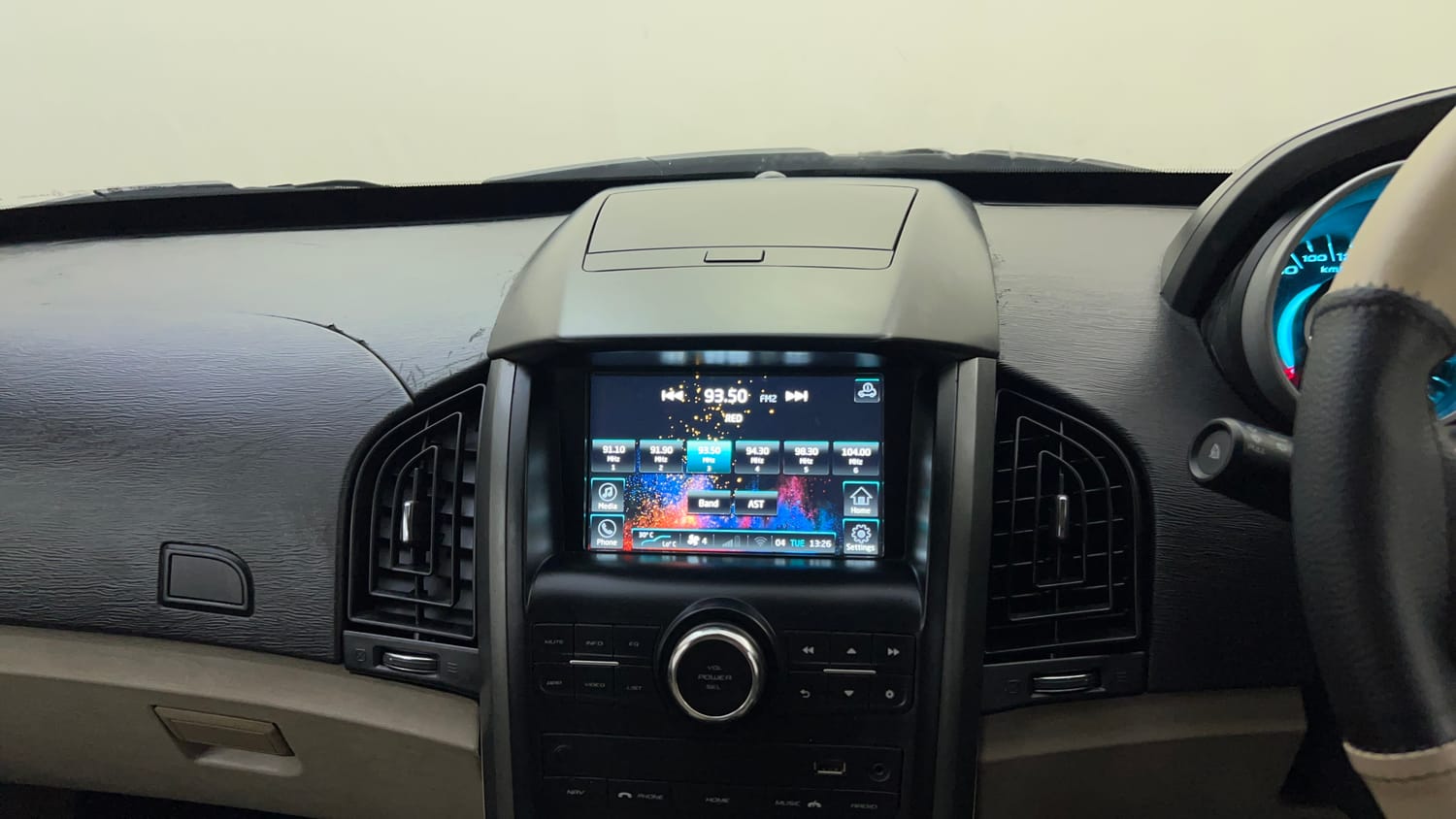 Used 2018 Mahindra XUV500 W6 Diesel Manual top_features Integrated (in-dash) music system