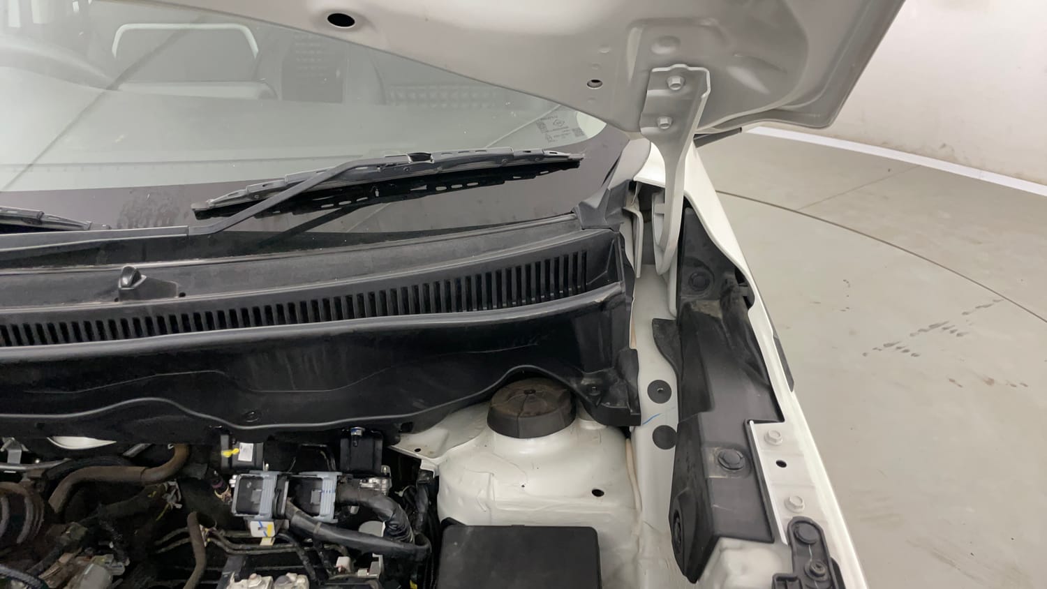 Used 2022 Maruti Suzuki XL6 Zeta MT Petrol Petrol Manual engine ENGINE LEFT SIDE HINGE & APRON VIEW