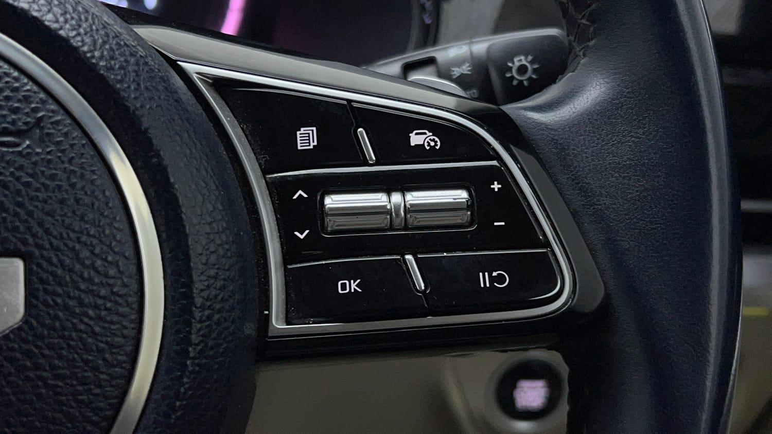 Used 2022 Kia Carens Luxury Plus 1.4 Petrol DCT 7 STR Petrol Automatic top_features Cruise control