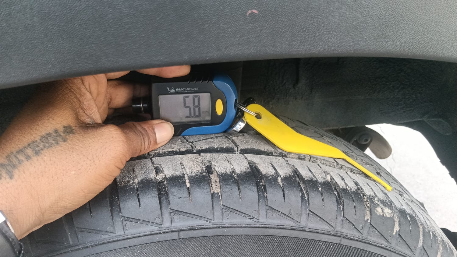 Used 2025 Renault Kwid RXT 1.0L Petrol Manual tyres LEFT REAR TYRE TREAD VIEW