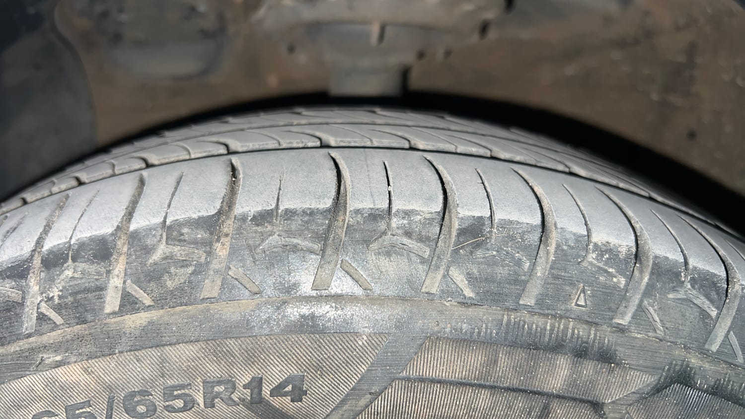 Used 2015 Hyundai Grand i10 Asta AT 1.2 Kappa VTVT Petrol Automatic tyres LEFT FRONT TYRE TREAD VIEW