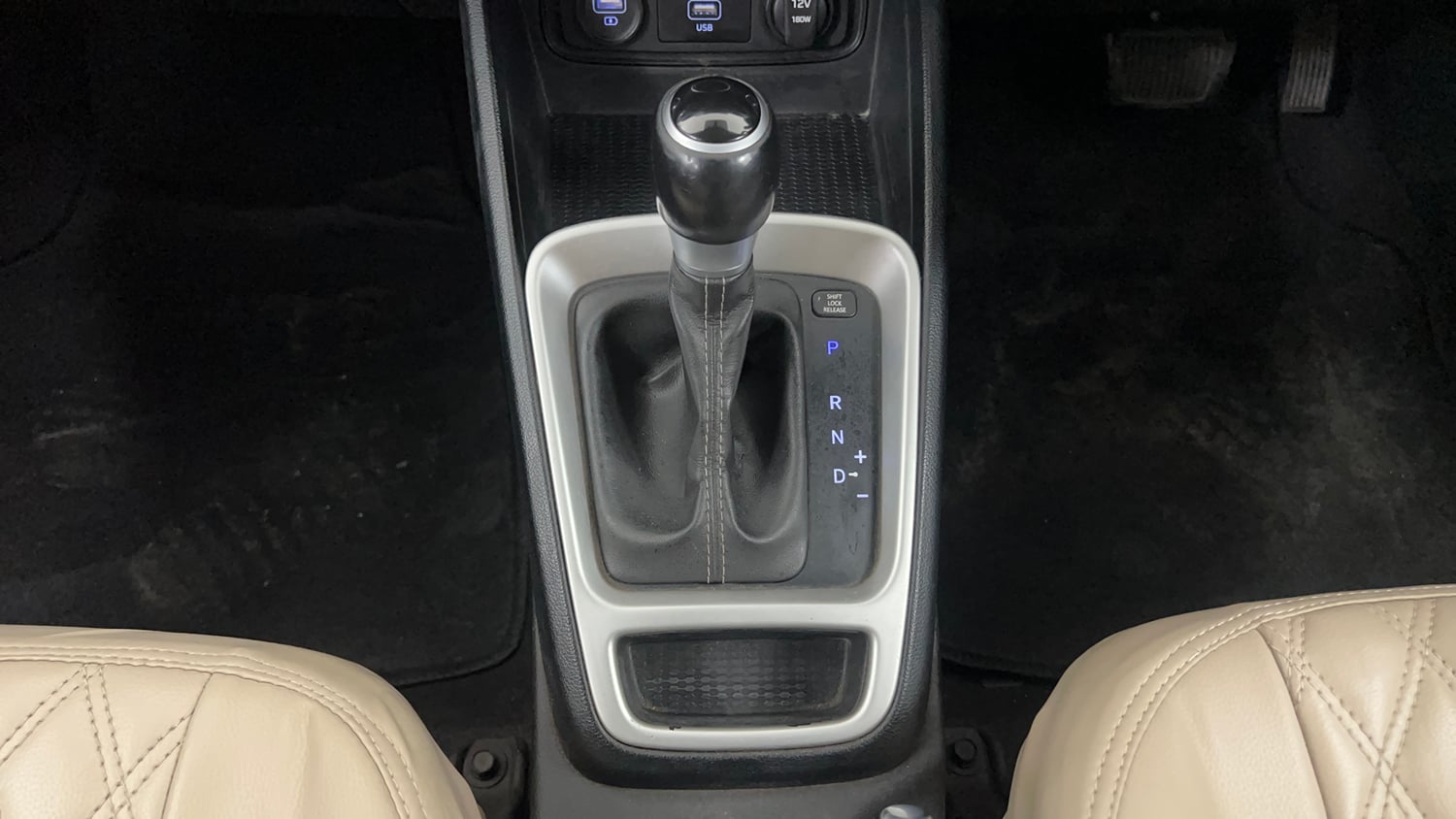 Used 2019 Hyundai Venue SX Plus 1.0 Turbo DCT Petrol Automatic interior GEAR  KNOB VIEW