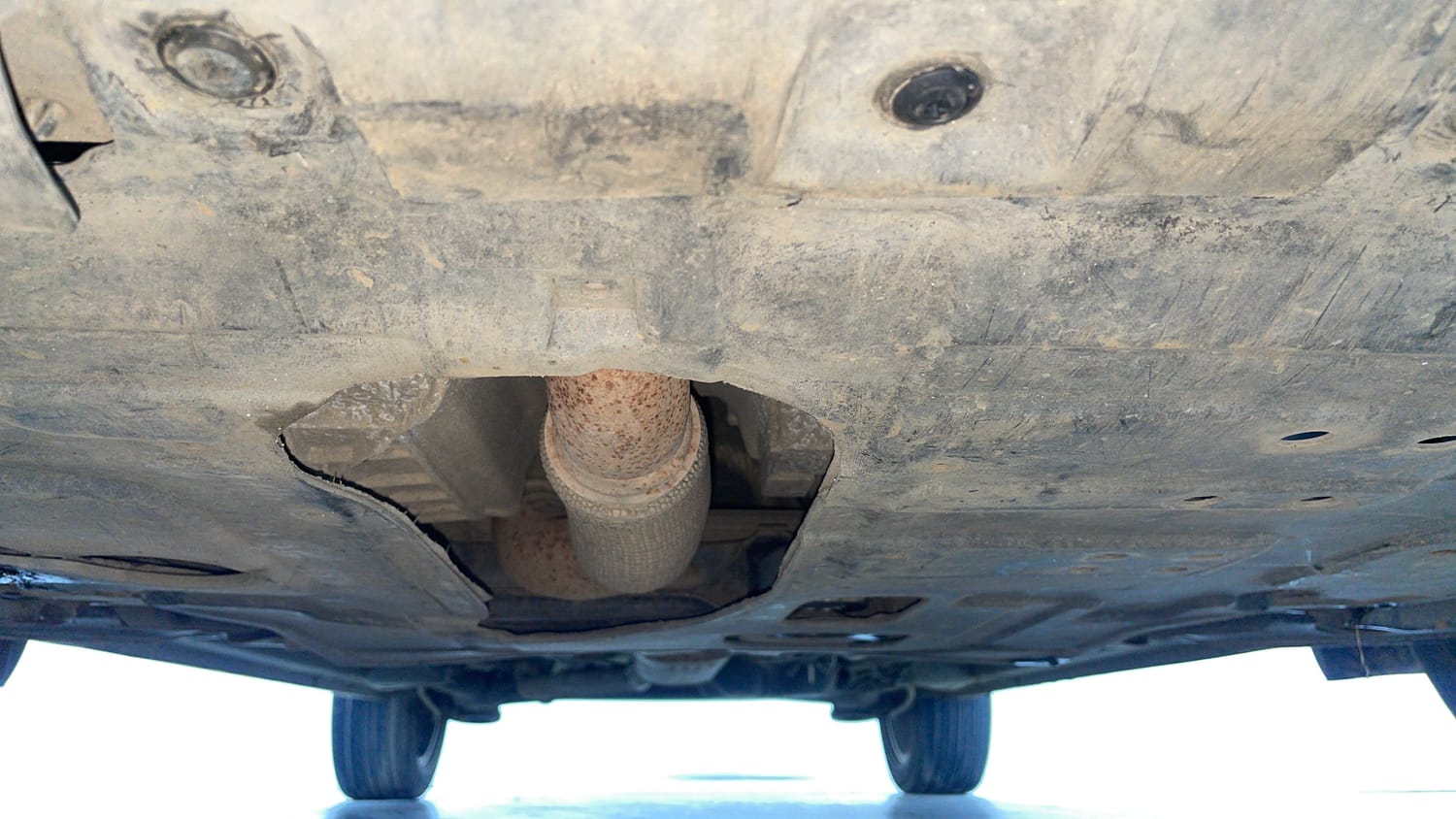 Used 2021 Mahindra XUV 300 W8 (O) 1.2 Petrol AMT Petrol Automatic extra FRONT LEFT UNDERBODY VIEW