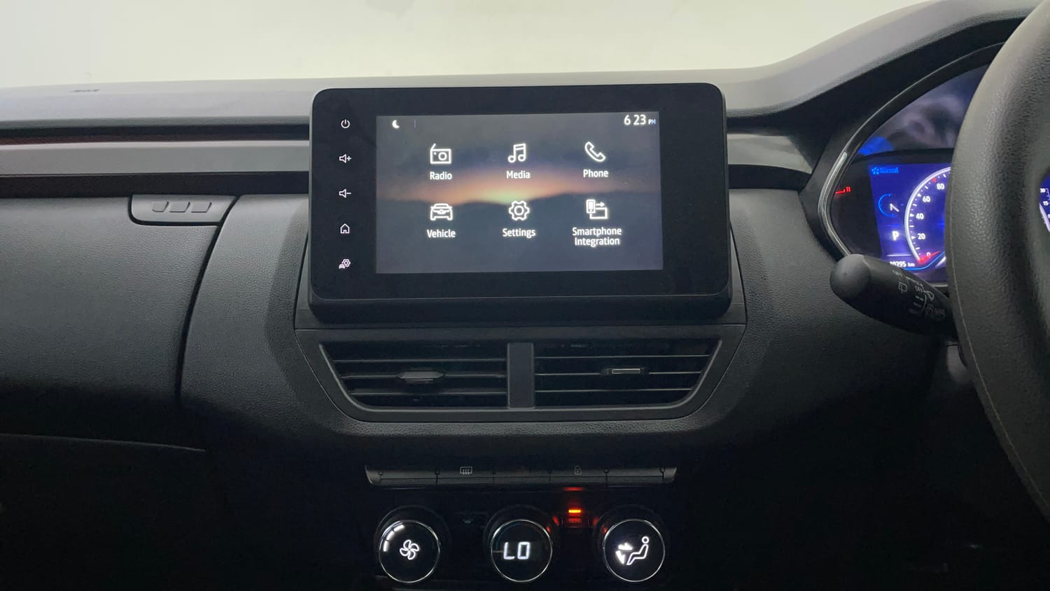 Used 2022 Renault Kiger RXZ AMT Petrol Automatic interior MUSIC SYSTEM & AC CONTROL VIEW