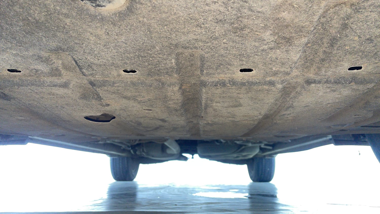 Used 2021 Mahindra XUV700 AX 7 Petrol AT Luxury Pack 7 STR Petrol Automatic extra FRONT LEFT UNDERBODY VIEW
