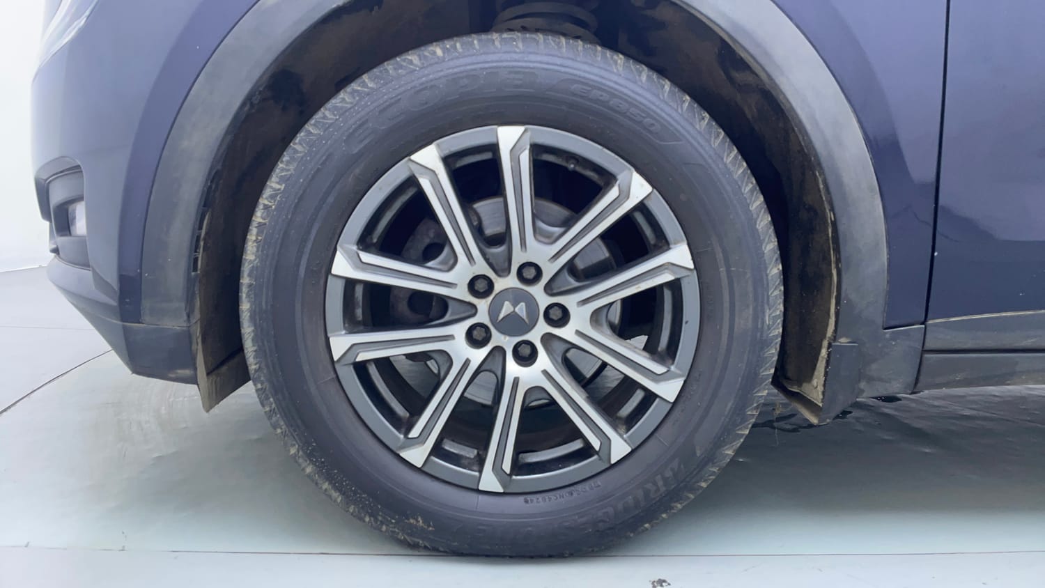 Used 2021 Mahindra XUV700 AX 7 Petrol AT Luxury Pack 7 STR Petrol Automatic tyres LEFT FRONT TYRE RIM VIEW