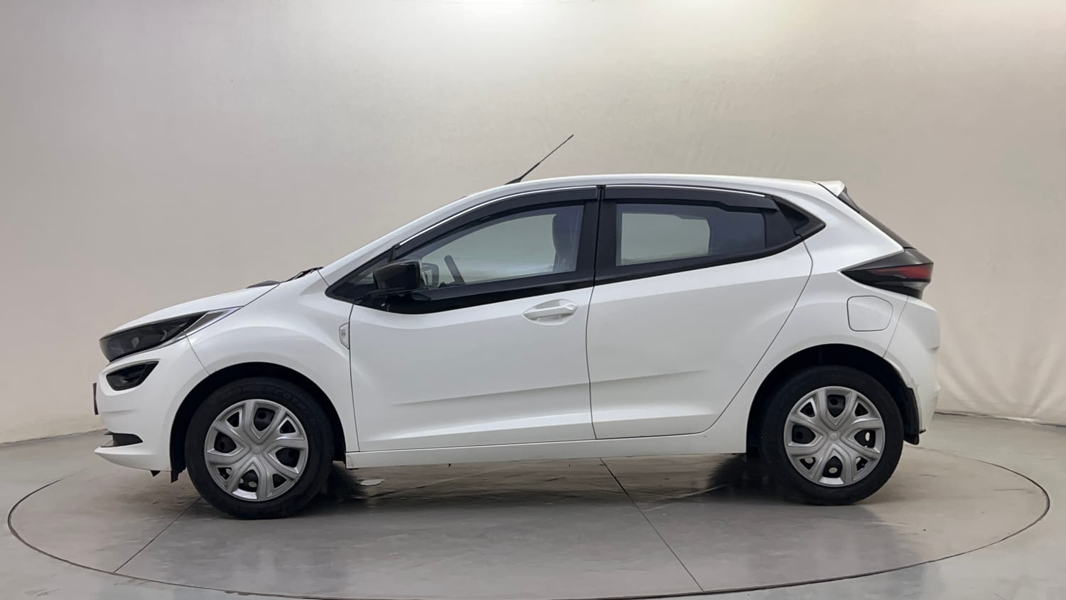 Used 2024 Tata Altroz XM Petrol Petrol Manual exterior LEFT SIDE VIEW