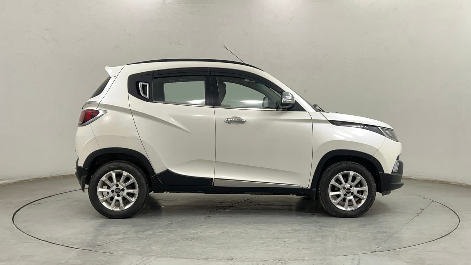 Used 2017 Mahindra KUV100 K8 6 STR Petrol Manual exterior RIGHT SIDE VIEW