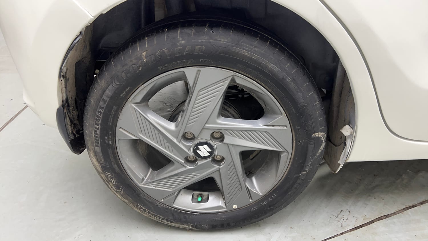 Used 2020 Maruti Suzuki Swift VXI CNG (Outside Fitted) Cng Manual tyres RIGHT REAR TYRE RIM VIEW