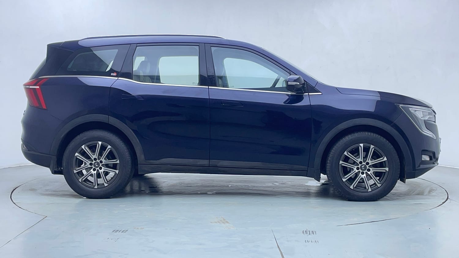 Used 2021 Mahindra XUV700 AX 7 Petrol AT Luxury Pack 7 STR Petrol Automatic exterior RIGHT SIDE VIEW
