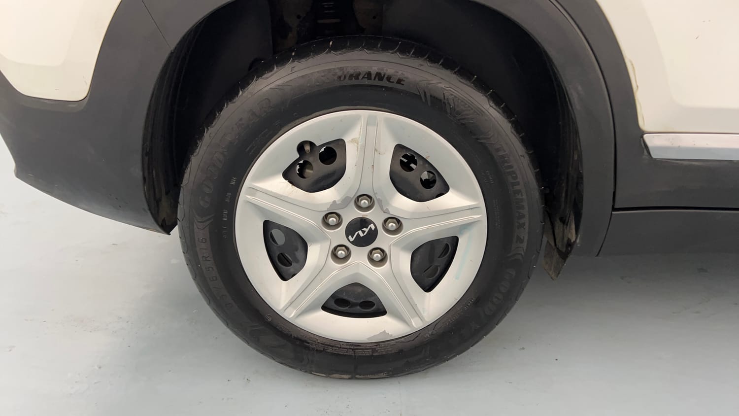 Used 2024 Kia Seltos HTE 1.5 Diesel MT Diesel Manual tyres RIGHT REAR TYRE RIM VIEW
