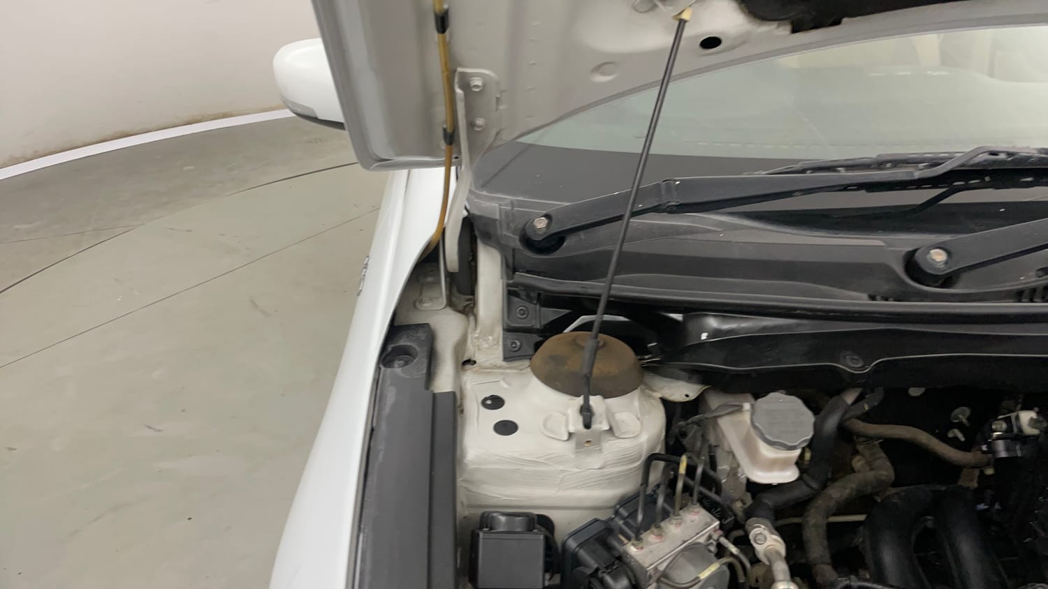 Used 2017 Maruti Suzuki Ciaz VXi+ Petrol Manual engine ENGINE RIGHT SIDE HINGE & APRON VIEW