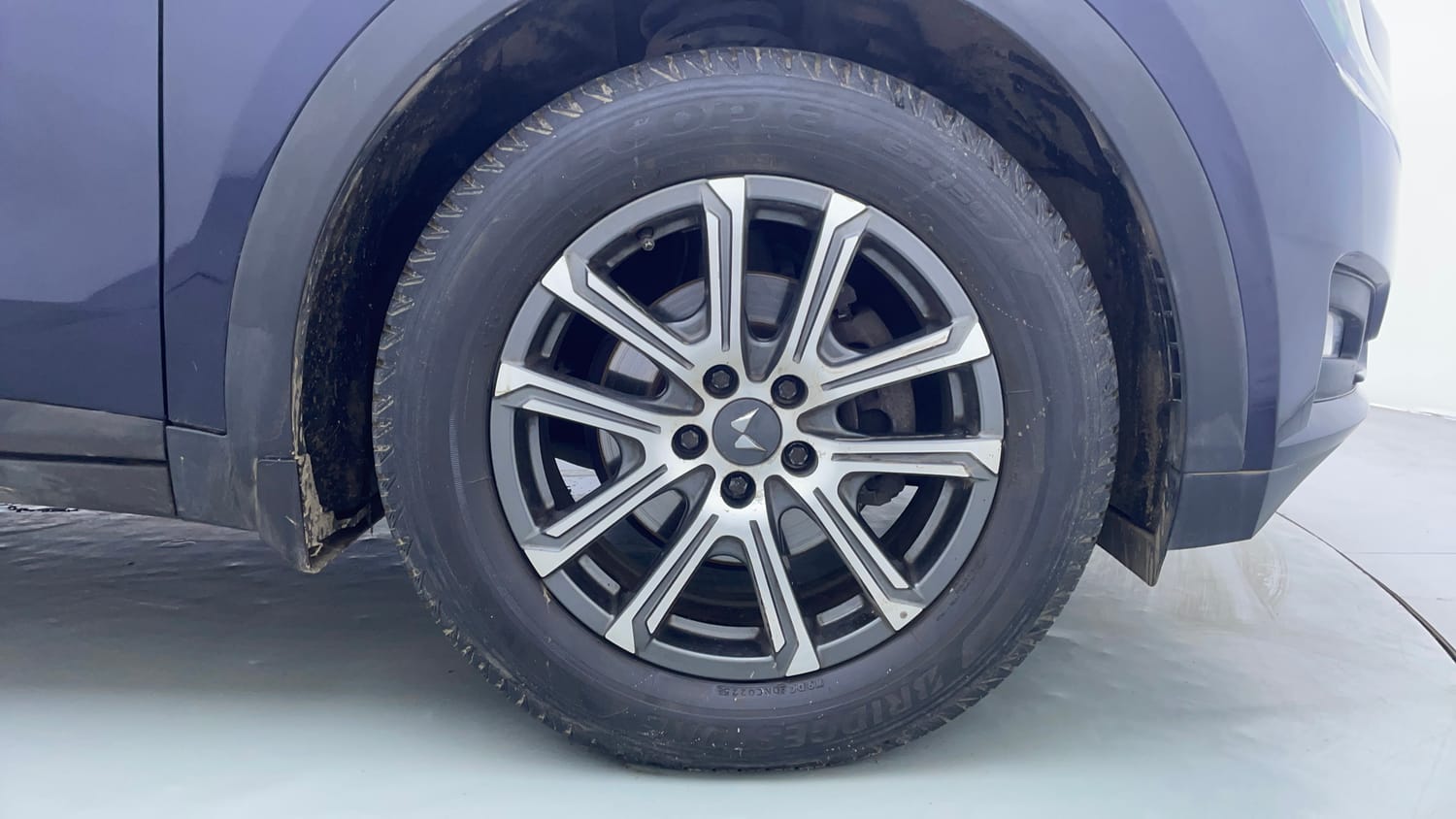 Used 2021 Mahindra XUV700 AX 7 Petrol AT Luxury Pack 7 STR Petrol Automatic tyres RIGHT FRONT TYRE RIM VIEW