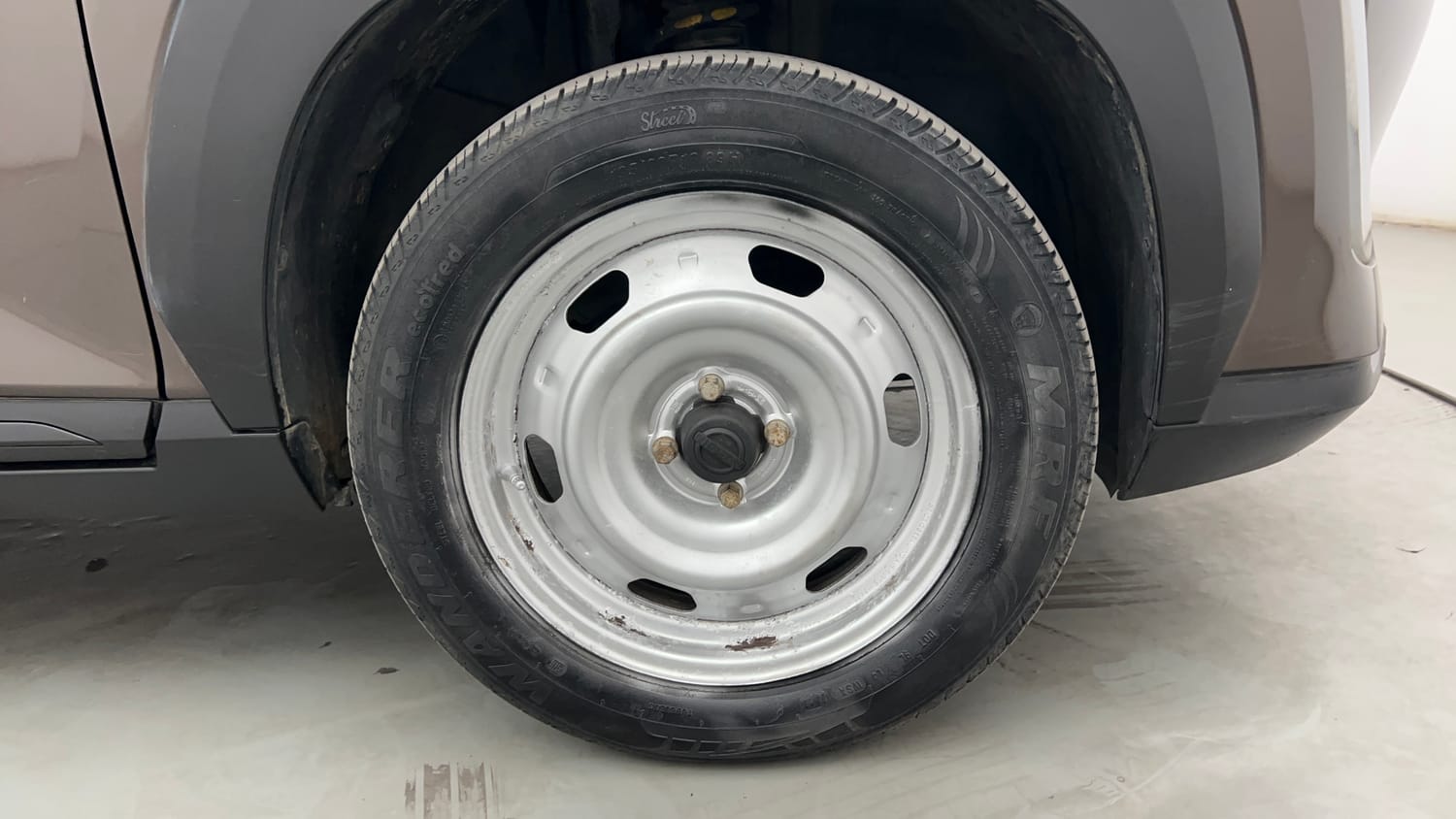 Used 2023 Nissan Magnite XE Petrol Manual tyres RIGHT FRONT TYRE RIM VIEW