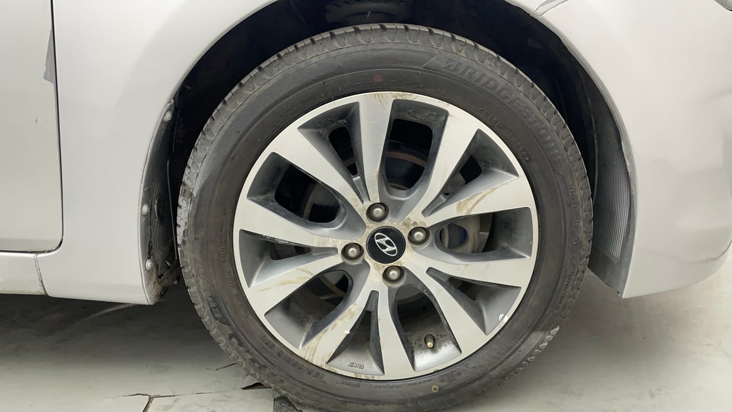 Used 2016 Hyundai Verna 1.6 VTVT SX (O) Petrol Manual tyres RIGHT FRONT TYRE RIM VIEW