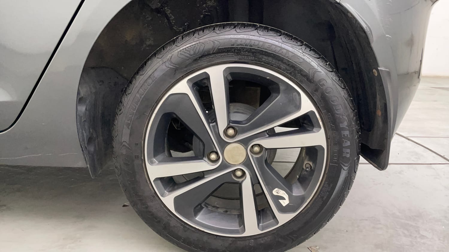 Used 2024 Tata Altroz XZ Petrol Petrol Manual tyres LEFT REAR TYRE RIM VIEW