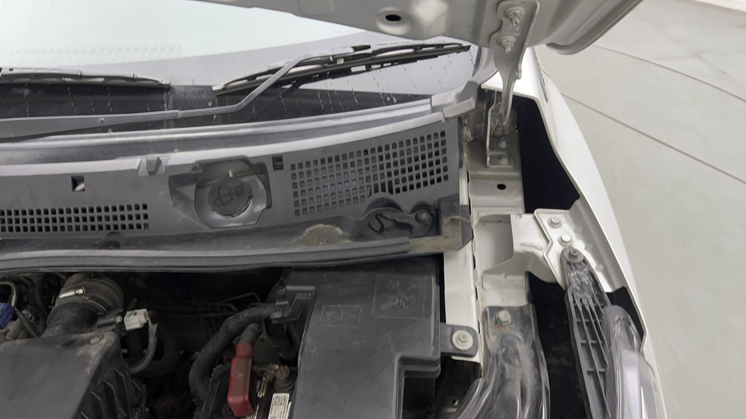 Used 2021 Nissan Magnite XV Premium Turbo Petrol Manual engine ENGINE LEFT SIDE HINGE & APRON VIEW