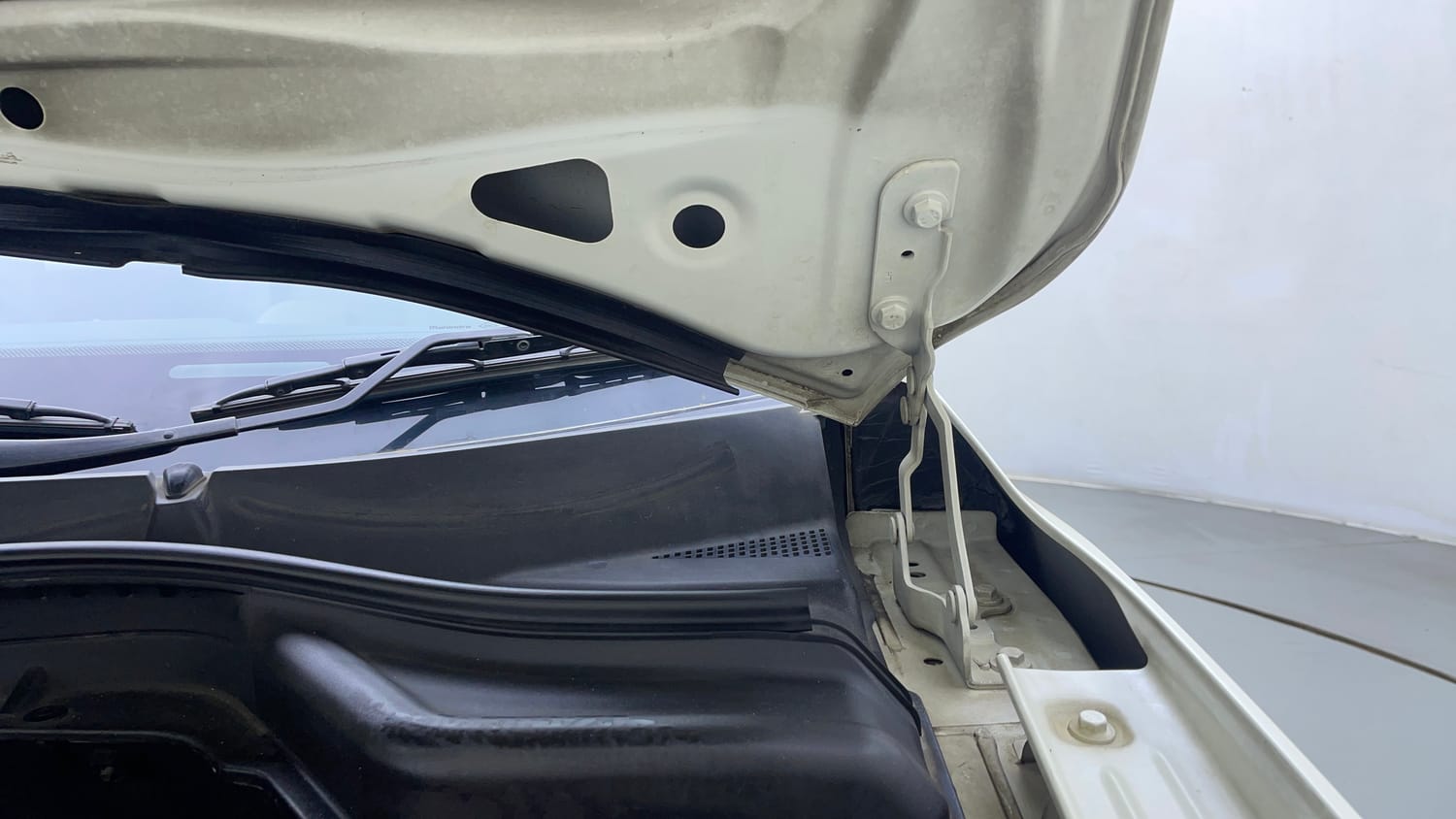 Used 2021 Mahindra XUV 300 W8 (O) 1.2 Petrol AMT Petrol Automatic engine ENGINE LEFT SIDE HINGE & APRON VIEW