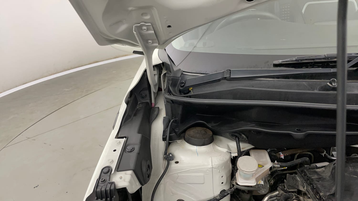 Used 2022 Maruti Suzuki XL6 Zeta MT Petrol Petrol Manual engine ENGINE RIGHT SIDE HINGE & APRON VIEW
