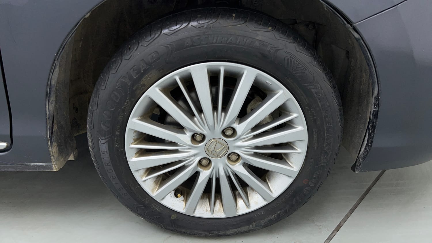 Used 2023 Honda City V CVT Petrol Petrol Automatic tyres RIGHT FRONT TYRE RIM VIEW
