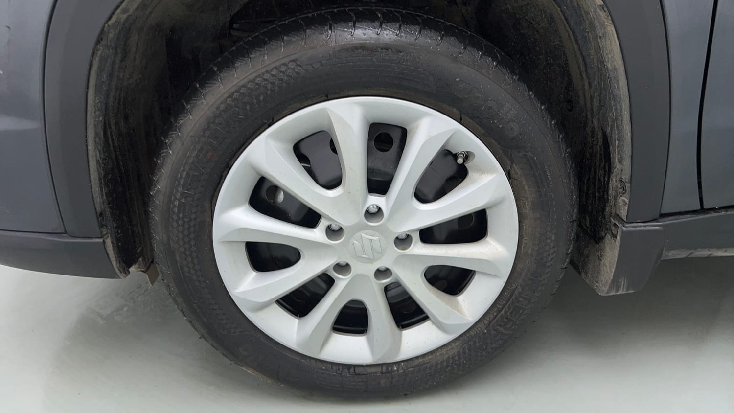Used 2026 Maruti Suzuki Grand Vitara Delta Smart Hybrid Petrol Manual tyres LEFT FRONT TYRE RIM VIEW