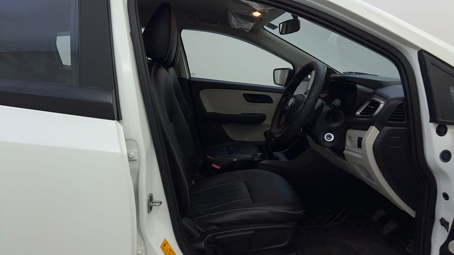 Used 2024 Tata Altroz XM Petrol Petrol Manual interior RIGHT SIDE FRONT DOOR CABIN VIEW