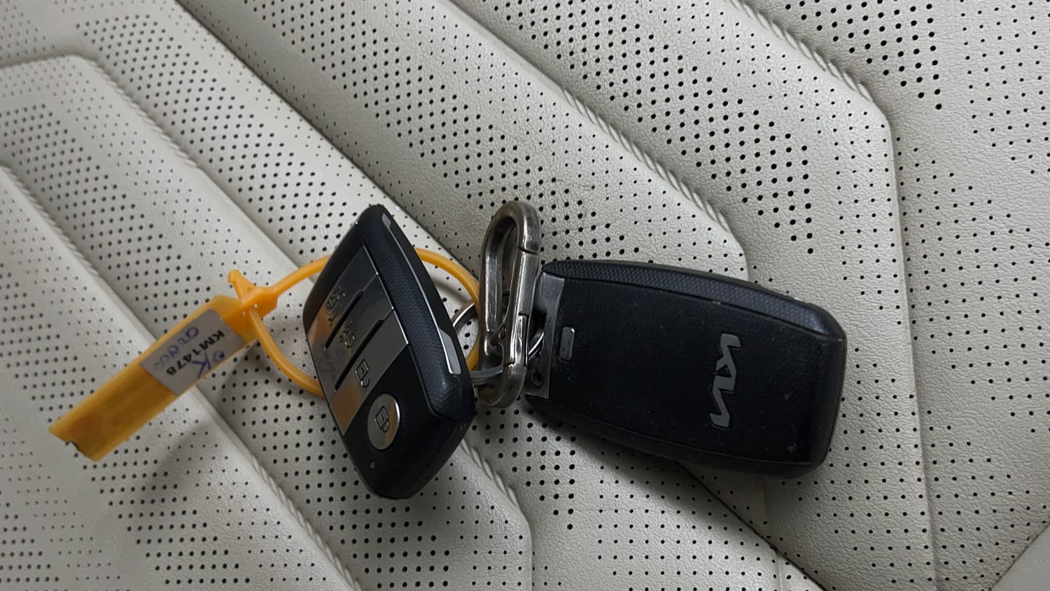 Used 2022 Kia Carens Luxury Plus 1.4 Petrol DCT 7 STR Petrol Automatic extra CAR KEY VIEW