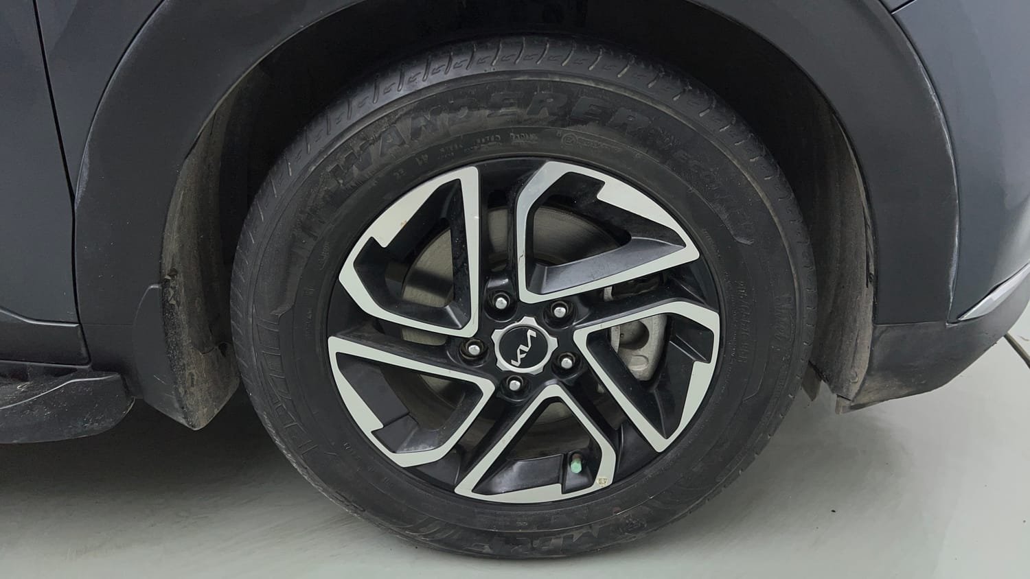 Used 2022 Kia Carens Luxury Plus 1.4 Petrol DCT 7 STR Petrol Automatic tyres RIGHT FRONT TYRE RIM VIEW