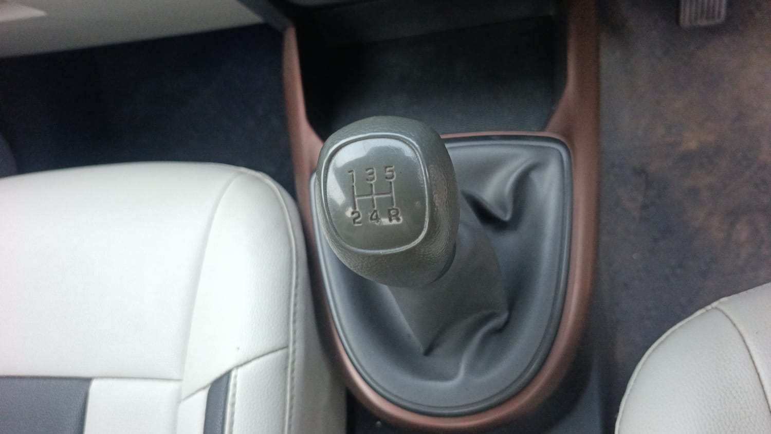 Used 2024 Hyundai Aura S 1.2 Petrol Petrol Manual interior GEAR  KNOB VIEW