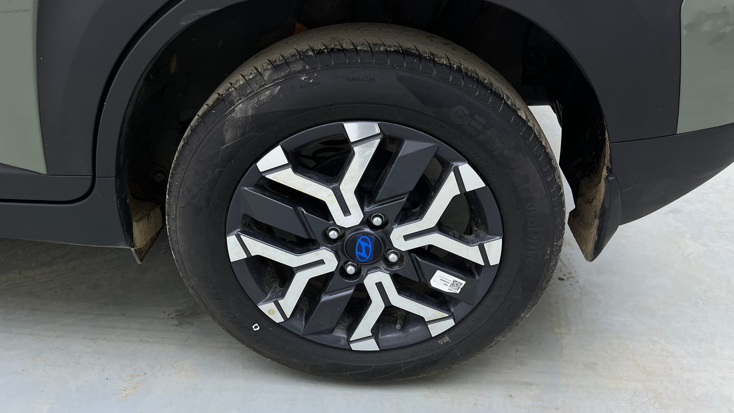 Used 2025 Hyundai Exter SX (O) Connect 1.2 AMT Dual Tone Petrol Automatic tyres LEFT REAR TYRE RIM VIEW