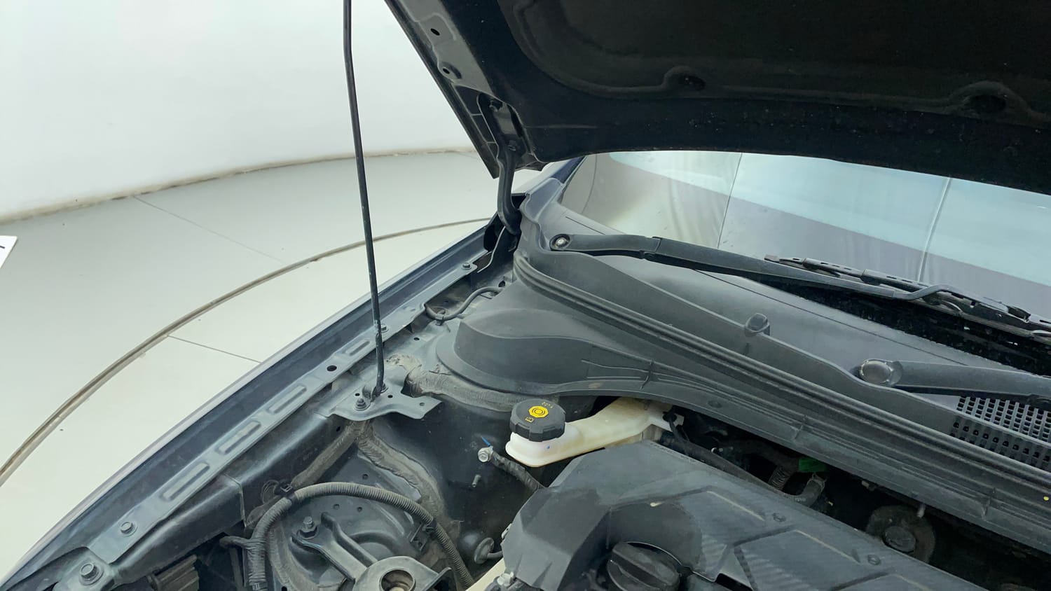 Used 2023 Hyundai Verna SX 1.5 MPi Petrol Manual engine ENGINE RIGHT SIDE HINGE & APRON VIEW