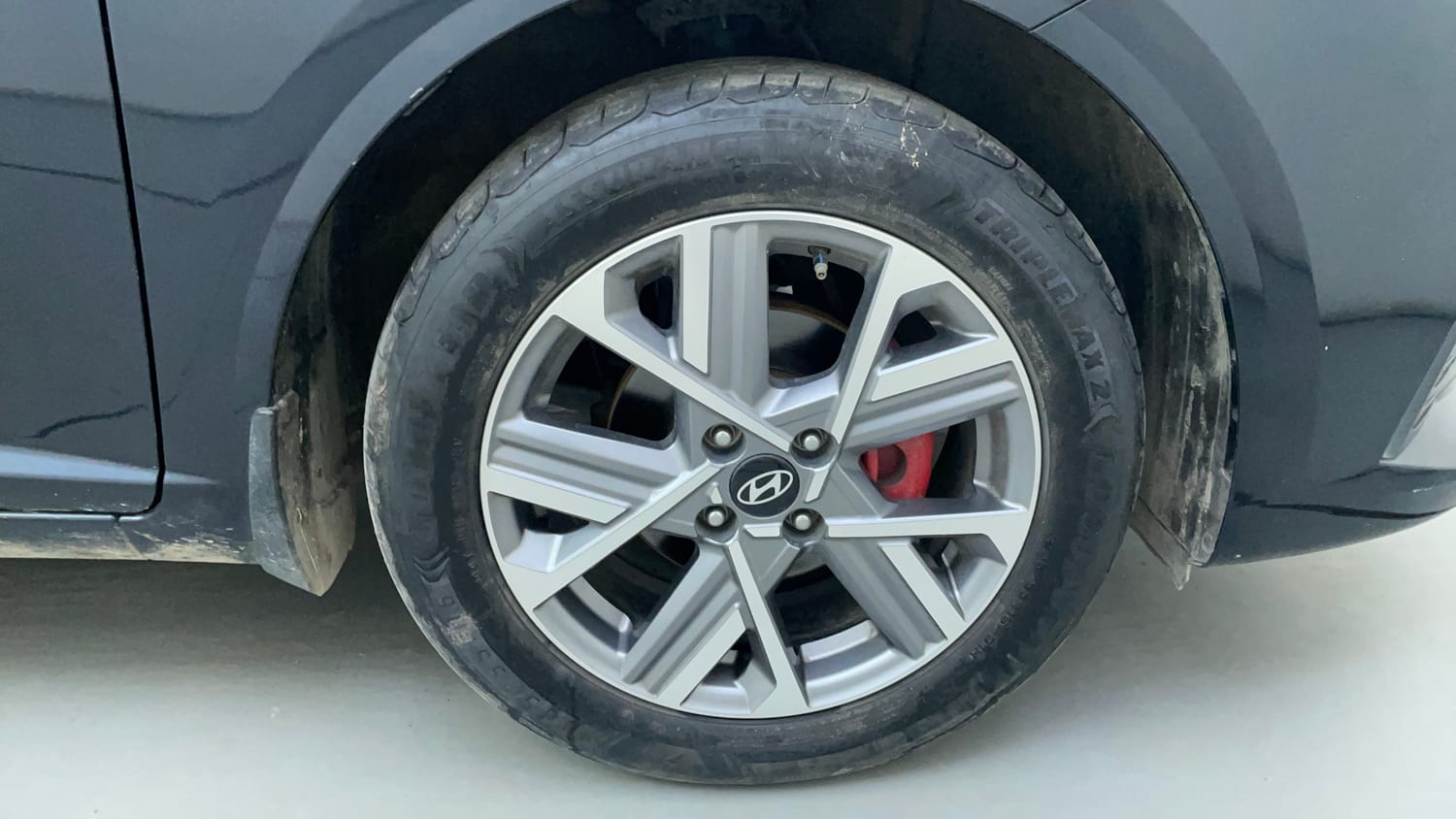 Used 2023 Hyundai Verna SX 1.5 MPi Petrol Manual tyres RIGHT FRONT TYRE RIM VIEW