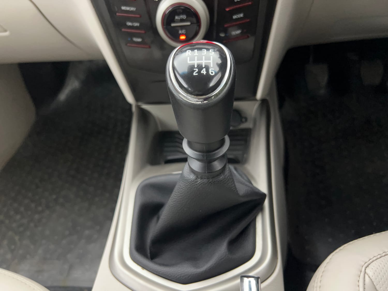 Used 2021 Mahindra XUV 300 W8 (O) 1.2 Petrol Petrol Manual interior GEAR  KNOB VIEW