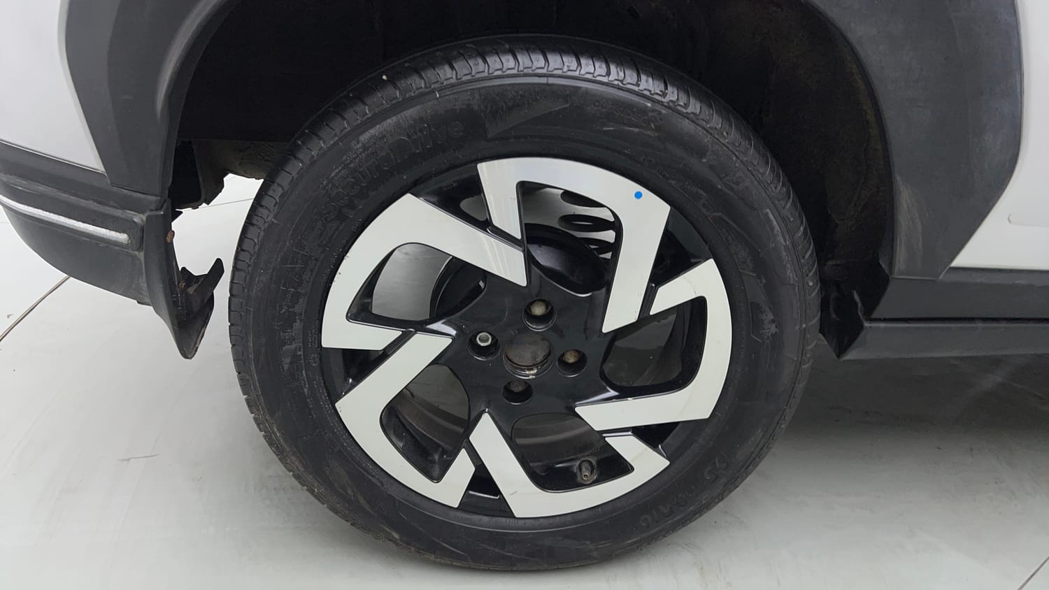 Used 2021 Nissan Magnite XV Premium Turbo Petrol Manual tyres RIGHT REAR TYRE RIM VIEW