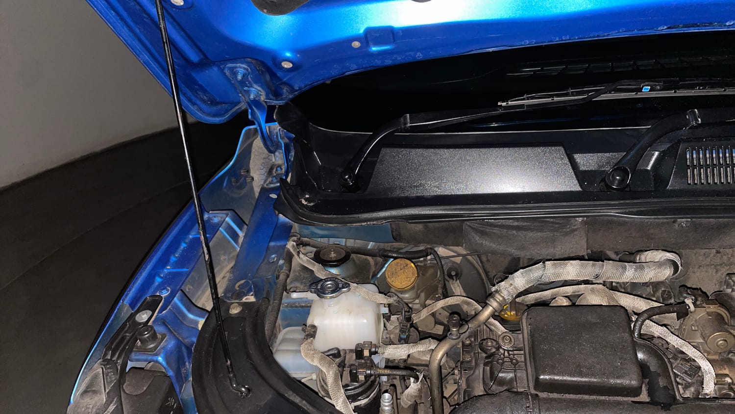 Used 2022 Renault Kiger RXZ AMT Dual Tone Petrol Automatic engine ENGINE RIGHT SIDE HINGE & APRON VIEW