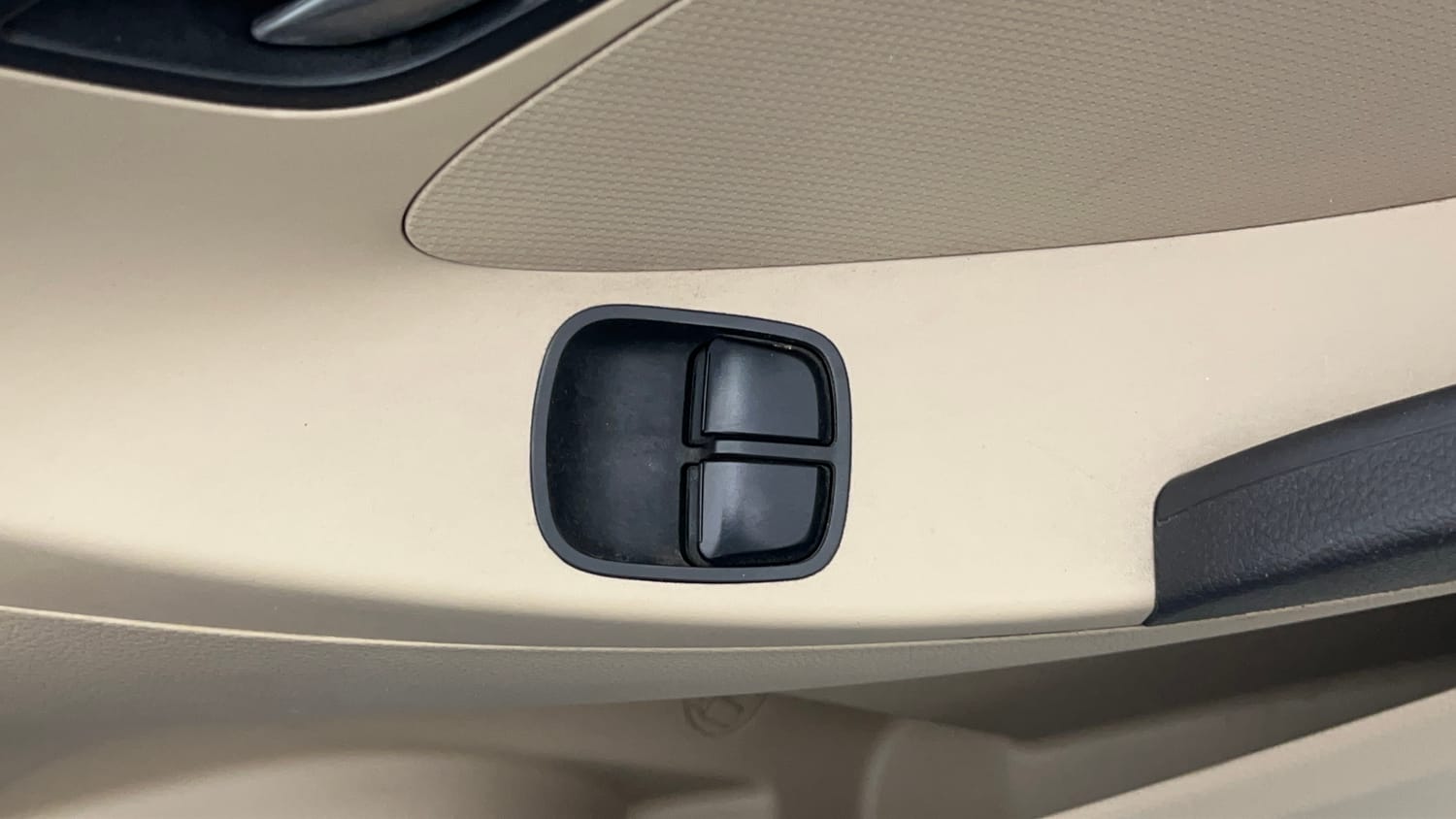 Used 2017 Hyundai Eon Sportz Petrol Manual top_features Power windows