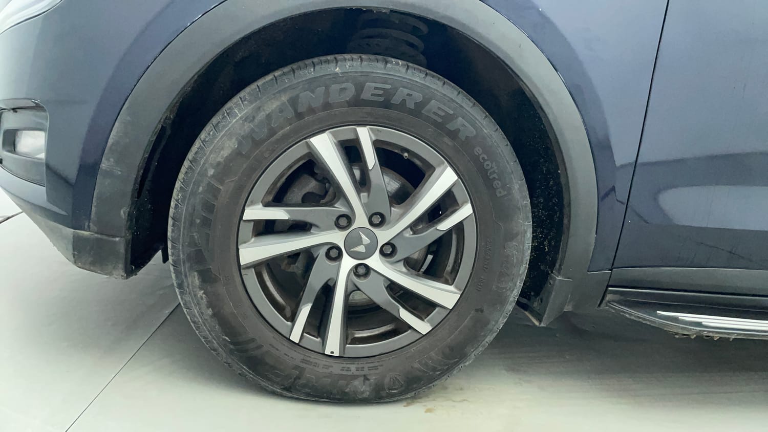 Used 2022 Mahindra XUV700 AX 5 Petrol AT 5 STR Petrol Automatic tyres LEFT FRONT TYRE RIM VIEW