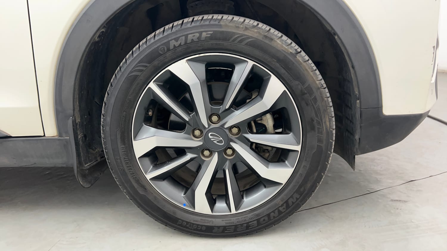 Used 2021 Mahindra XUV 300 W8 (O) 1.2 Petrol Petrol Manual tyres RIGHT FRONT TYRE RIM VIEW
