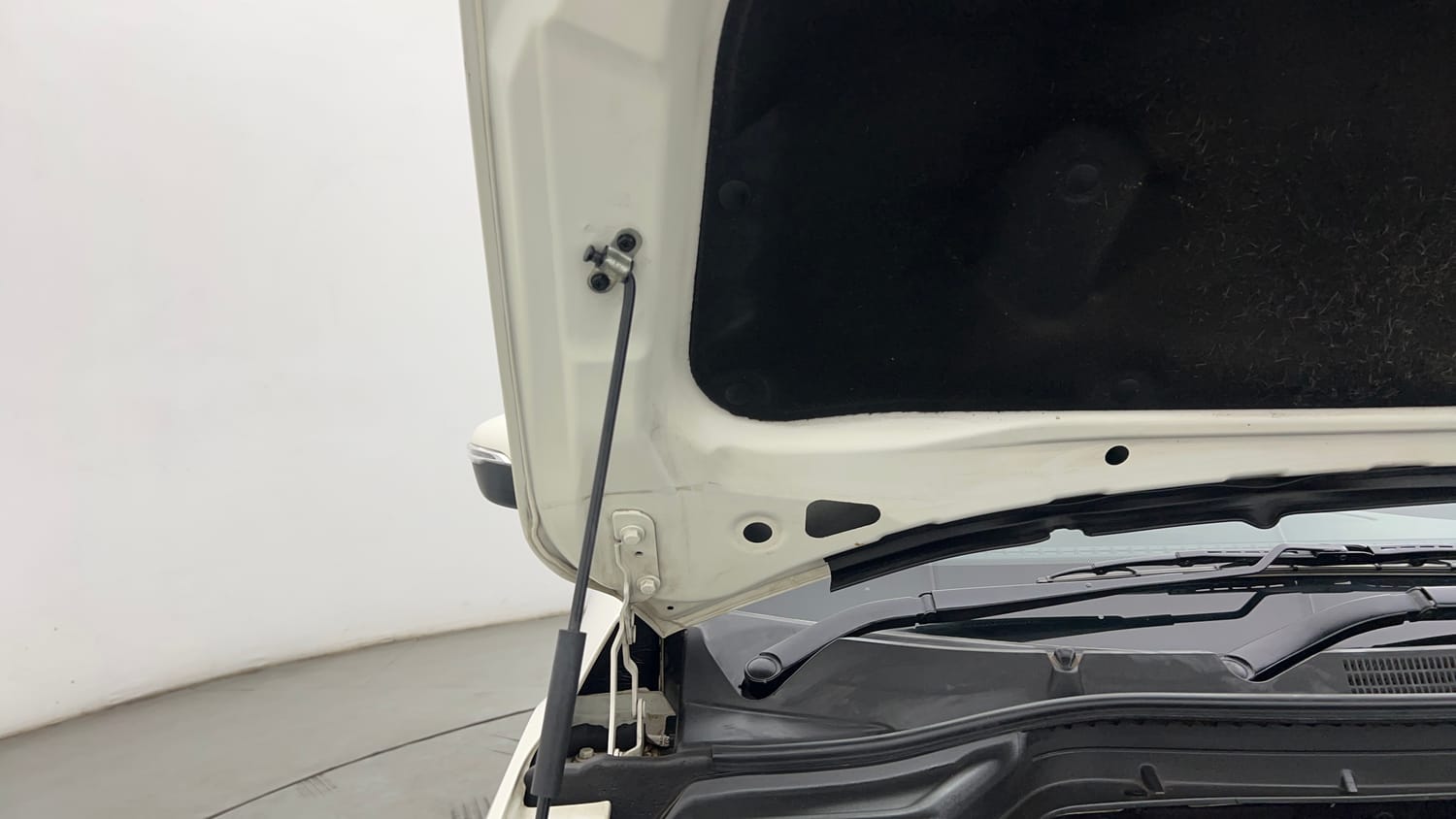 Used 2021 Mahindra XUV 300 W8 (O) 1.2 Petrol Petrol Manual engine ENGINE RIGHT SIDE HINGE & APRON VIEW