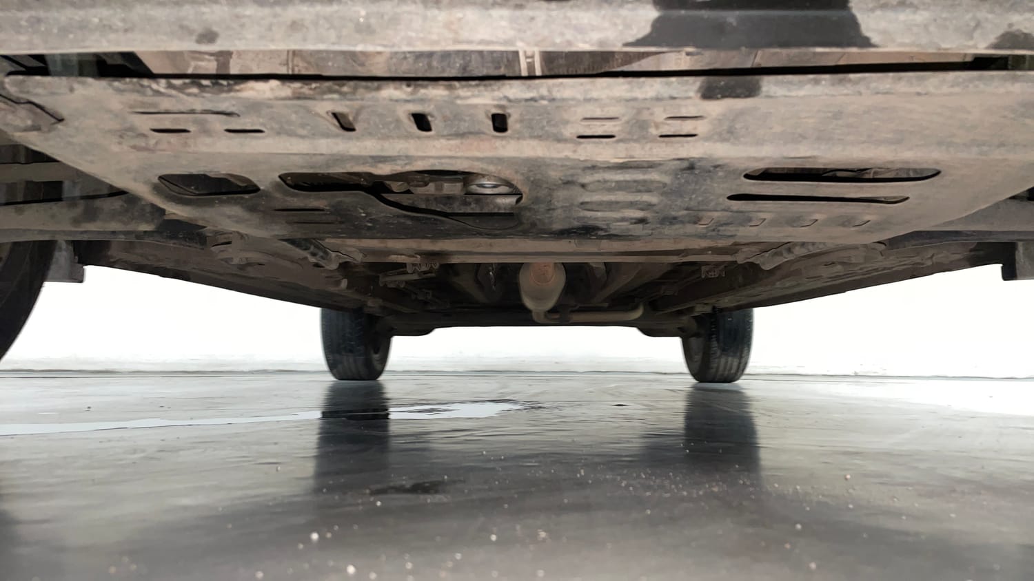 Used 2022 Renault Kiger RXZ AMT Dual Tone Petrol Automatic extra FRONT LEFT UNDERBODY VIEW