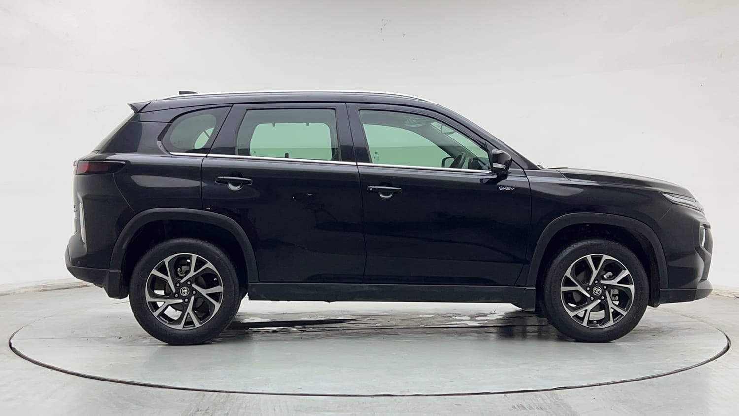 Used 2025 Toyota Urban Cruiser Hyryder V Hybrid Hybrid Automatic exterior RIGHT SIDE VIEW